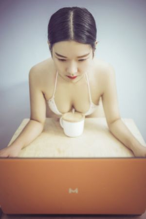 强j2:制服y惑