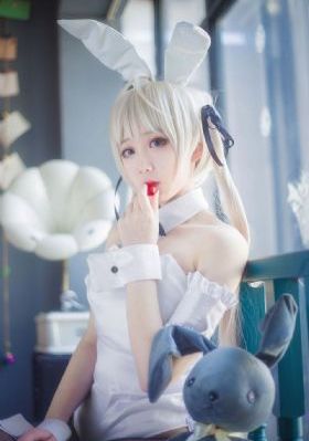 脱了内裤一边亲一边摸